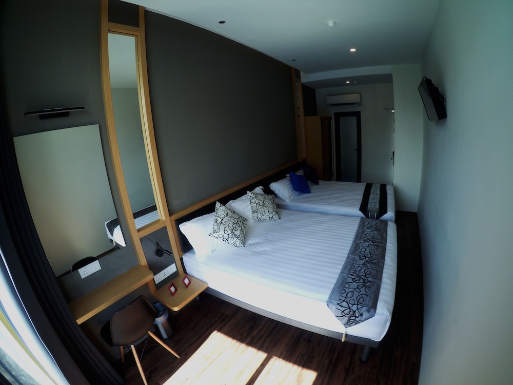 B Street Hotel 24/52