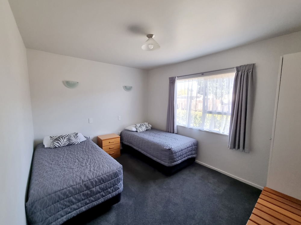 Gables Motor Lodge 9/50