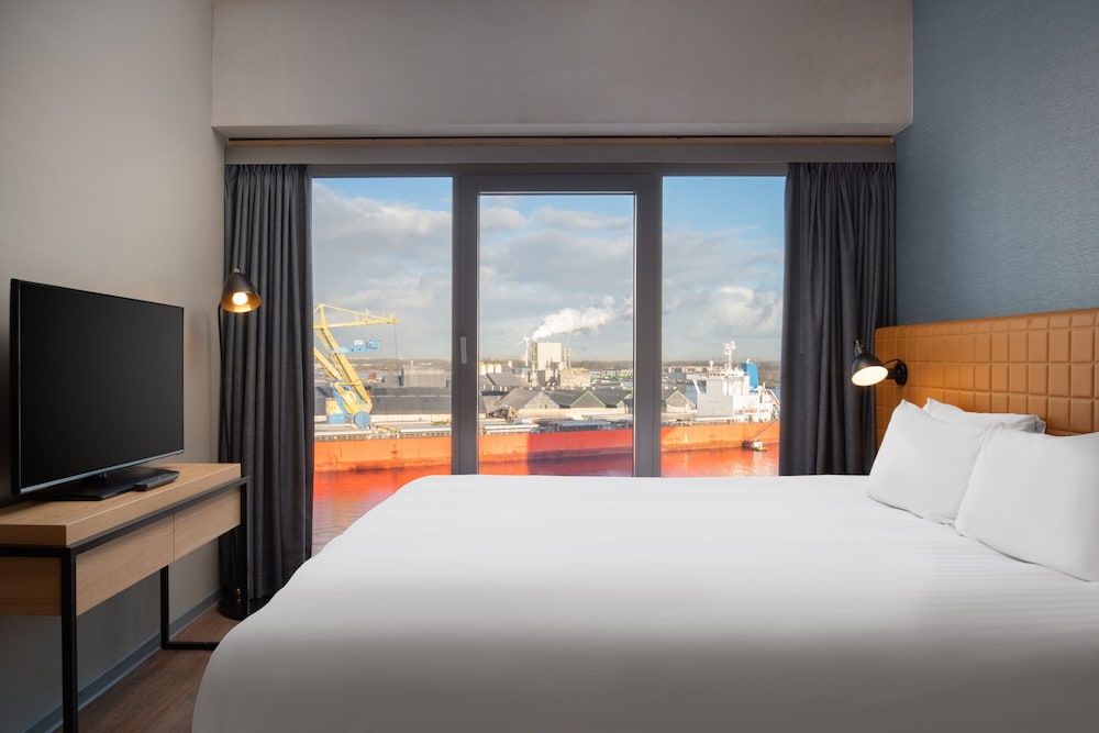 Suite, Queen Bed, Corner
