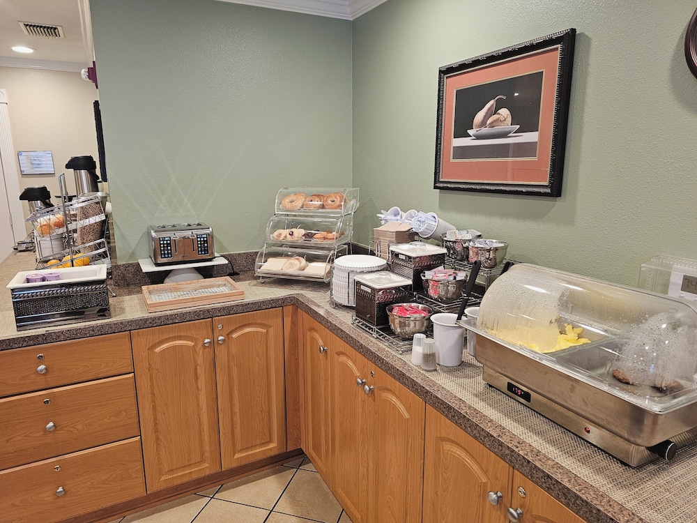 Roadstar Hotel Zephyrhills 44/45