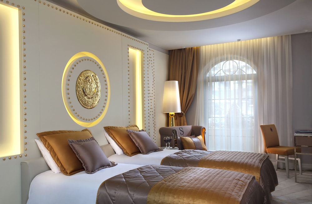 DELUXE, DOUBLE BED, CITY VIEW