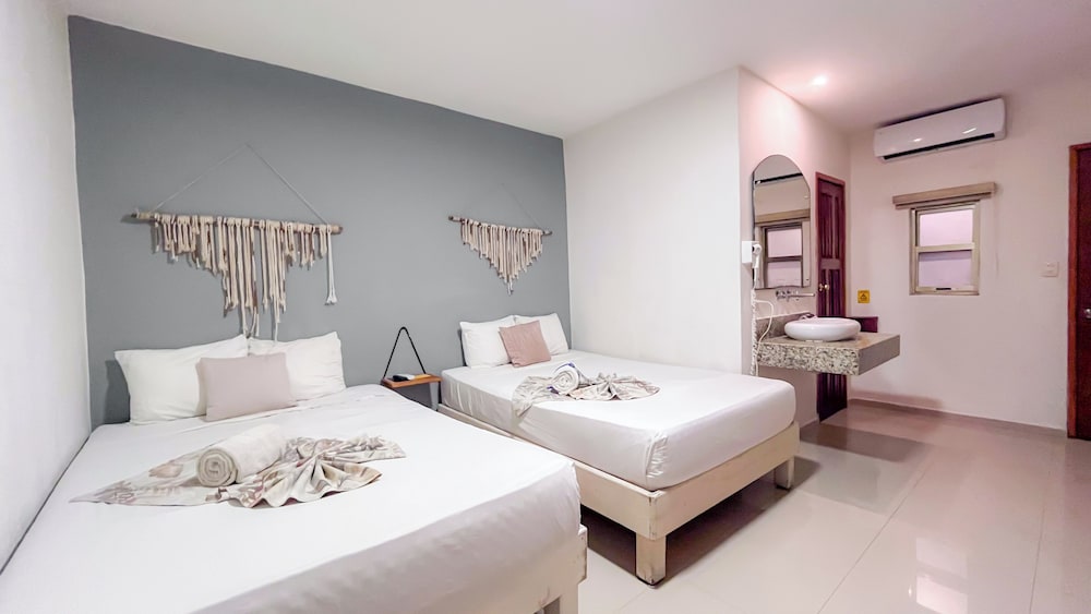Ahava Hotel (ex Maria Candelaria Hotel) 10/43