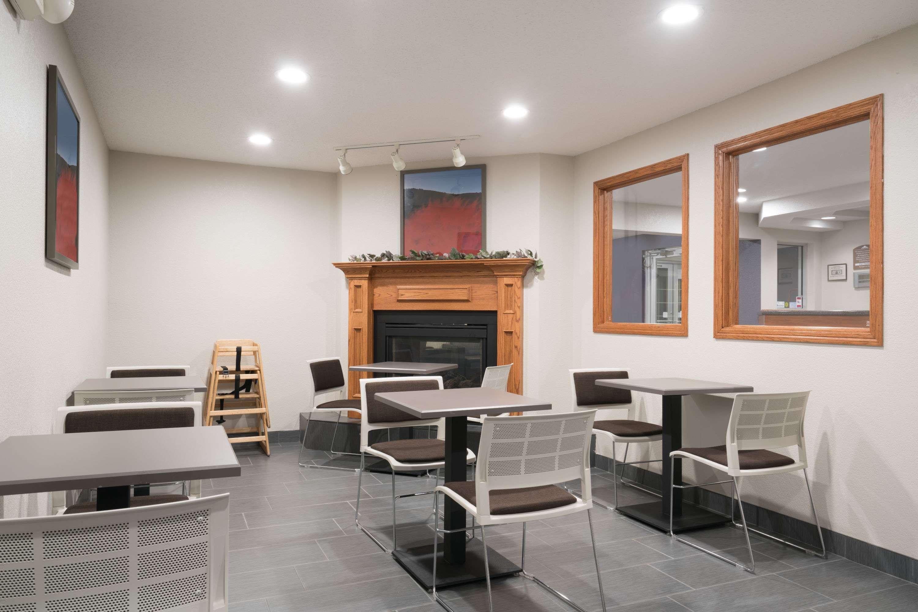 Microtel Inn & Suites by Wyndham Springfield, MN 13/16