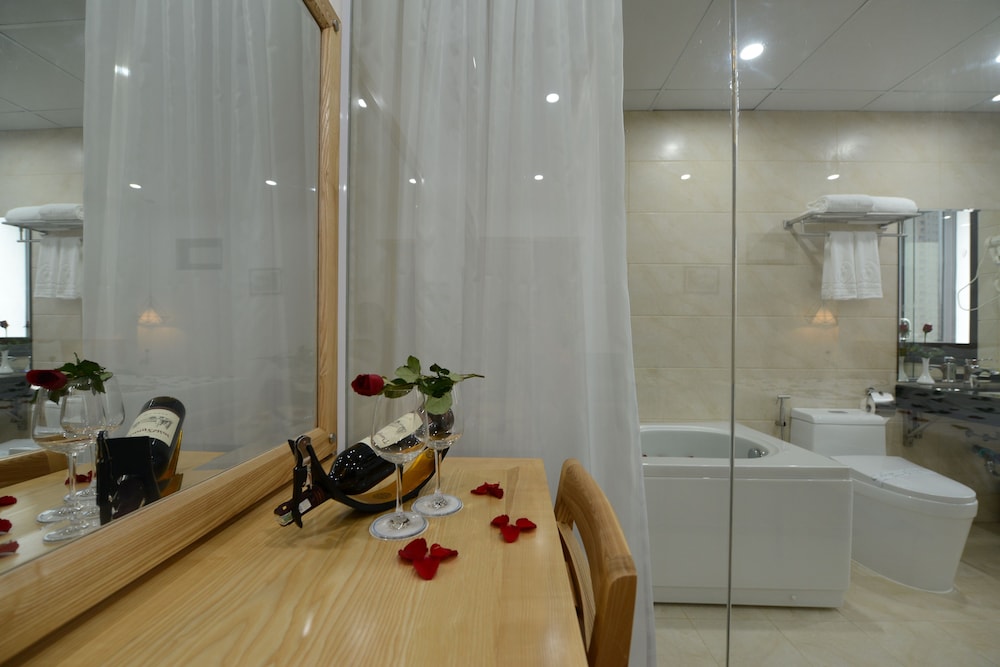 Blue Hanoi Inn City Hotel 24/50