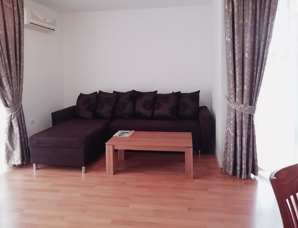 Efir Aparthotel 36/50