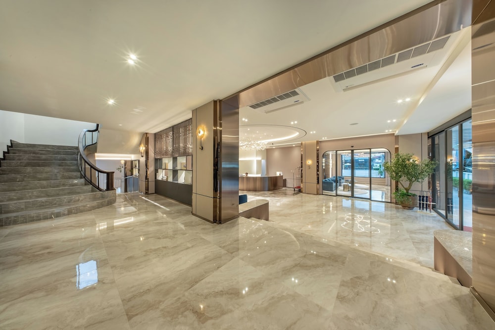 The Legacy Hotel 10/50