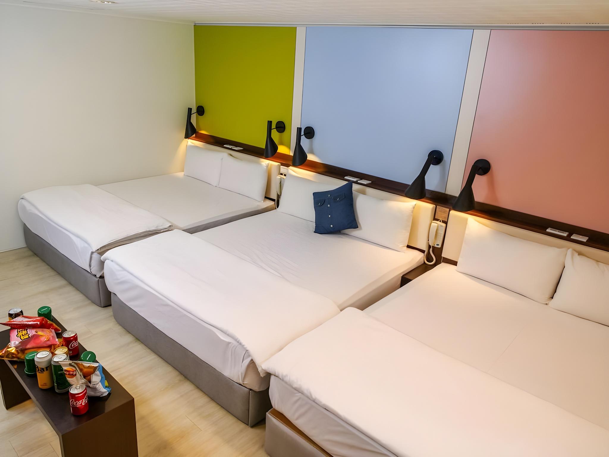 Family, 3 Beds, Corner