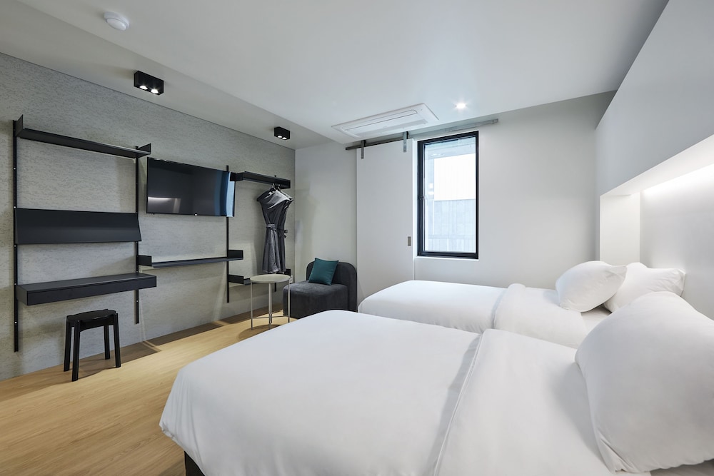 Hotel Intro 4/30
