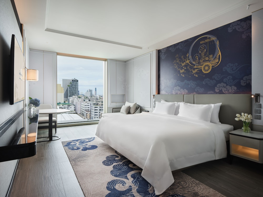 DELUXE KING ROOM