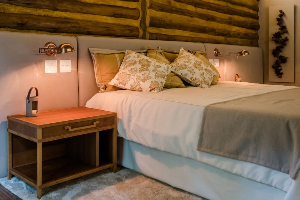 LUXURY, CHALET, JETTED TUB