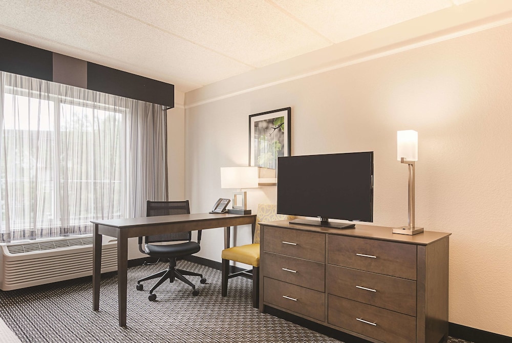 La Quinta Inn Suites By Wyndham Dallas Plano West 42/45