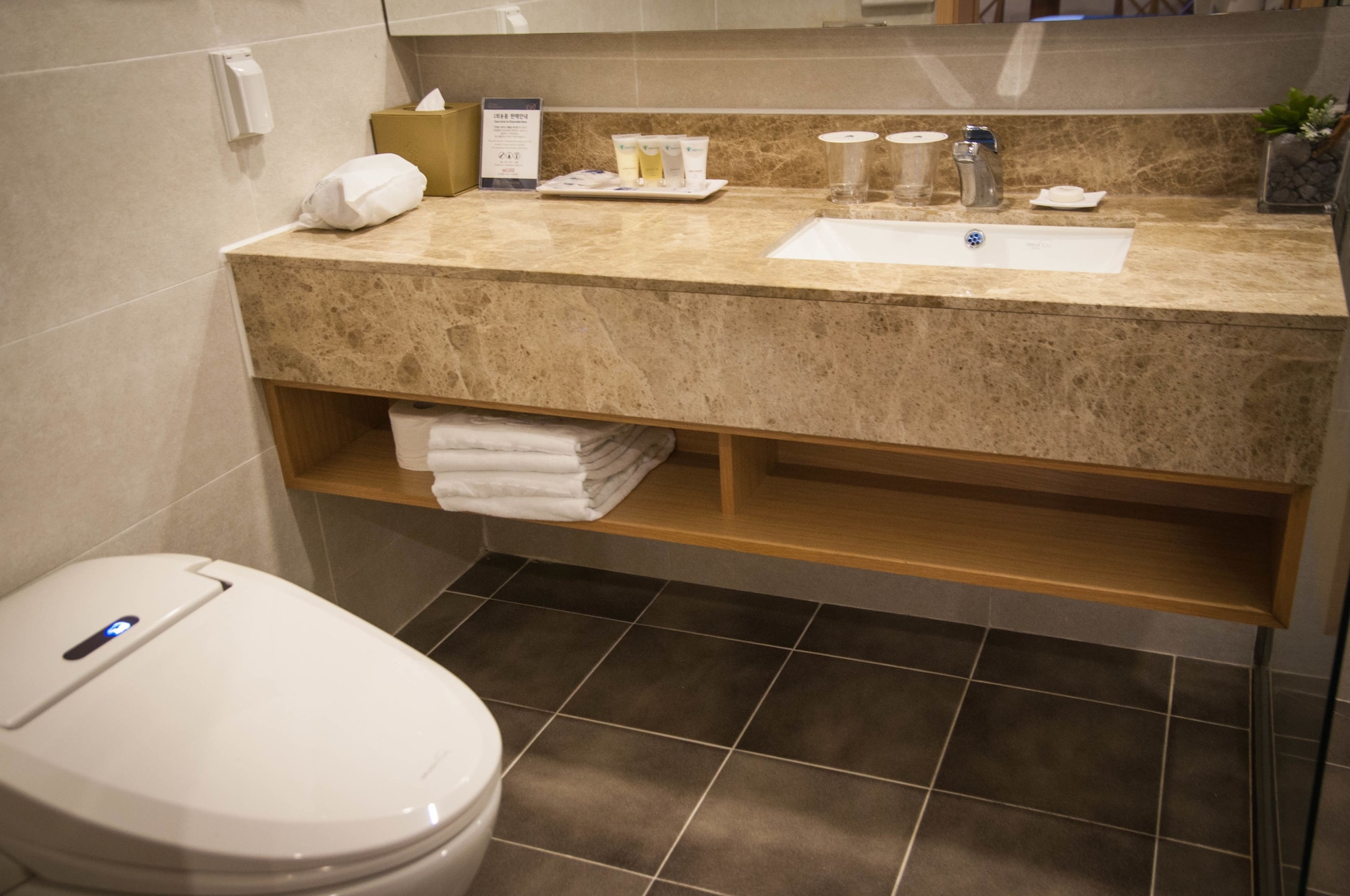 غرفة بريميير عائلية بسريرين كوين، Benikea Jungmun Hotel 8/10