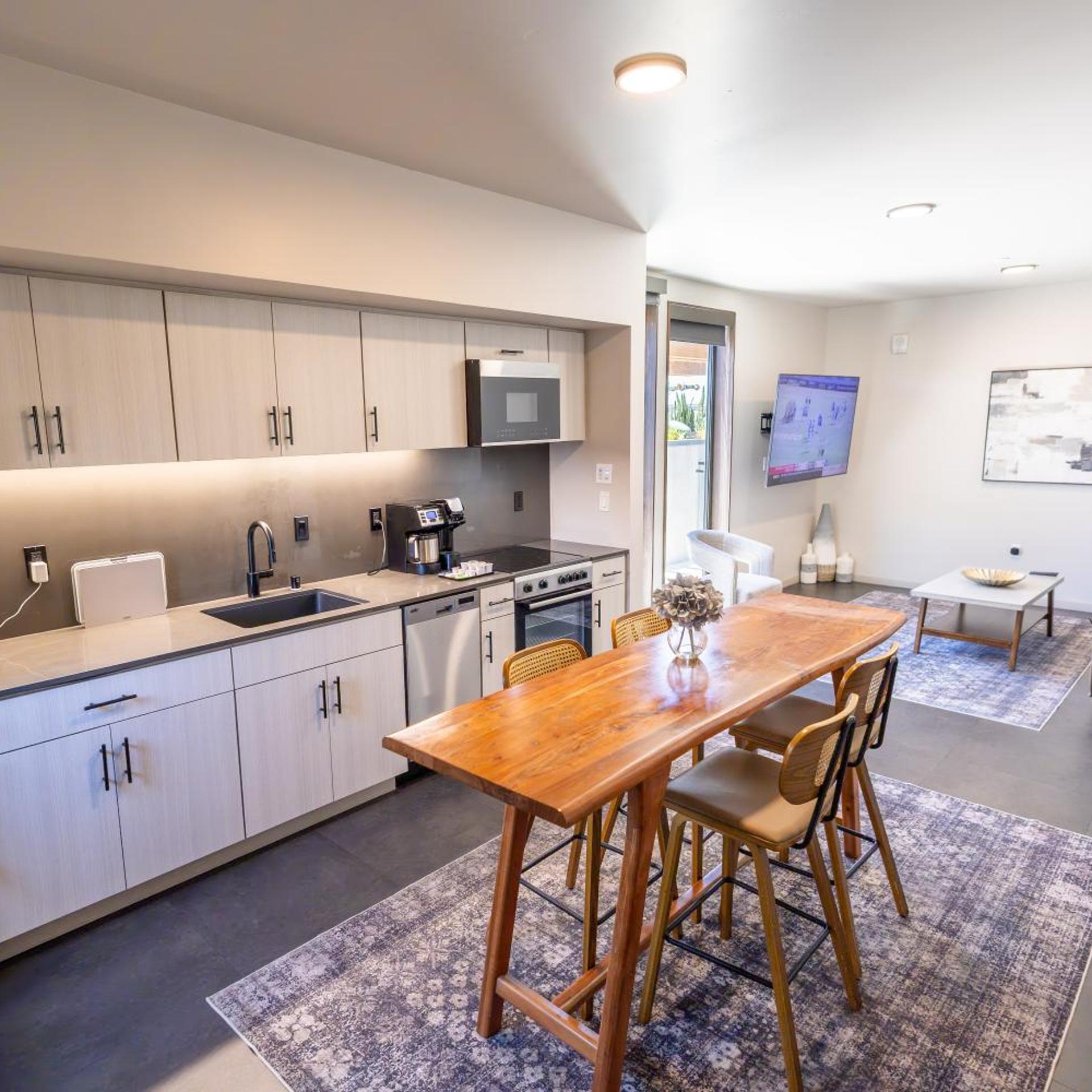 City24 Condo Hotel Little Italy Mission Hills 40/49