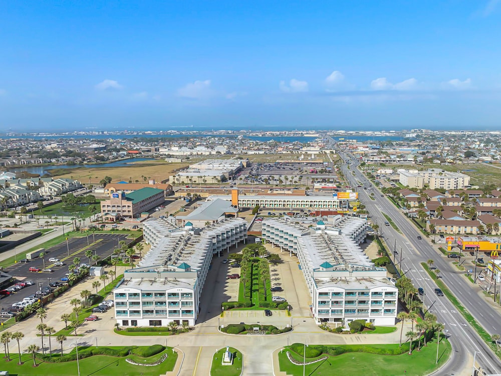 Casa Del Mar Beachfront Suites 8/82