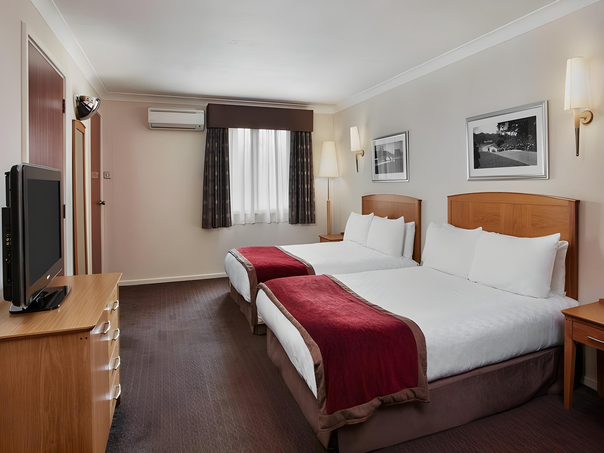 Room, 2 Double Beds, Leonardo Hotel East Midland Airport 2/2