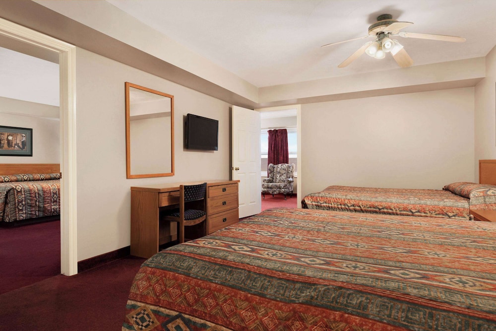 Room, 1 King and 2 Queen Beds, Pool Access