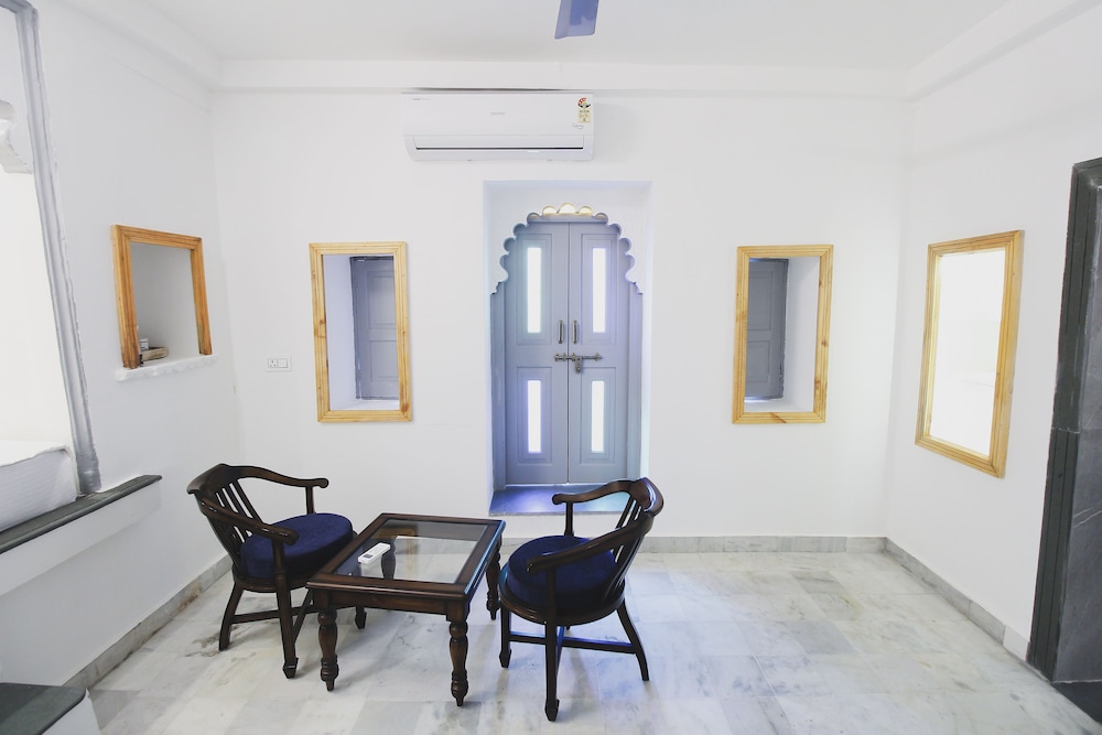 Moustche Udaipur 57/68