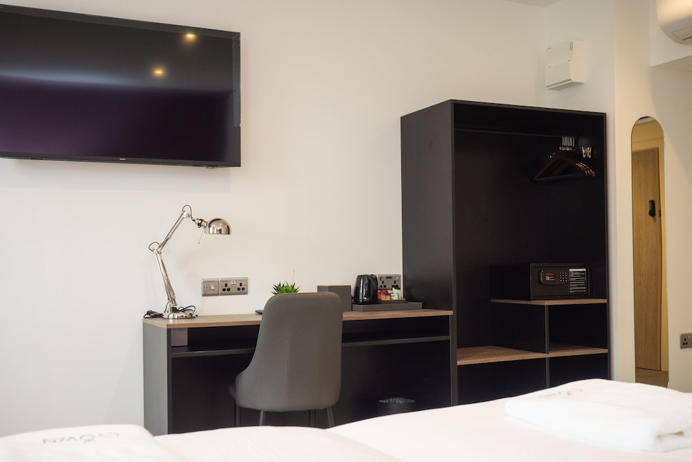 Crown Hotel 40/48