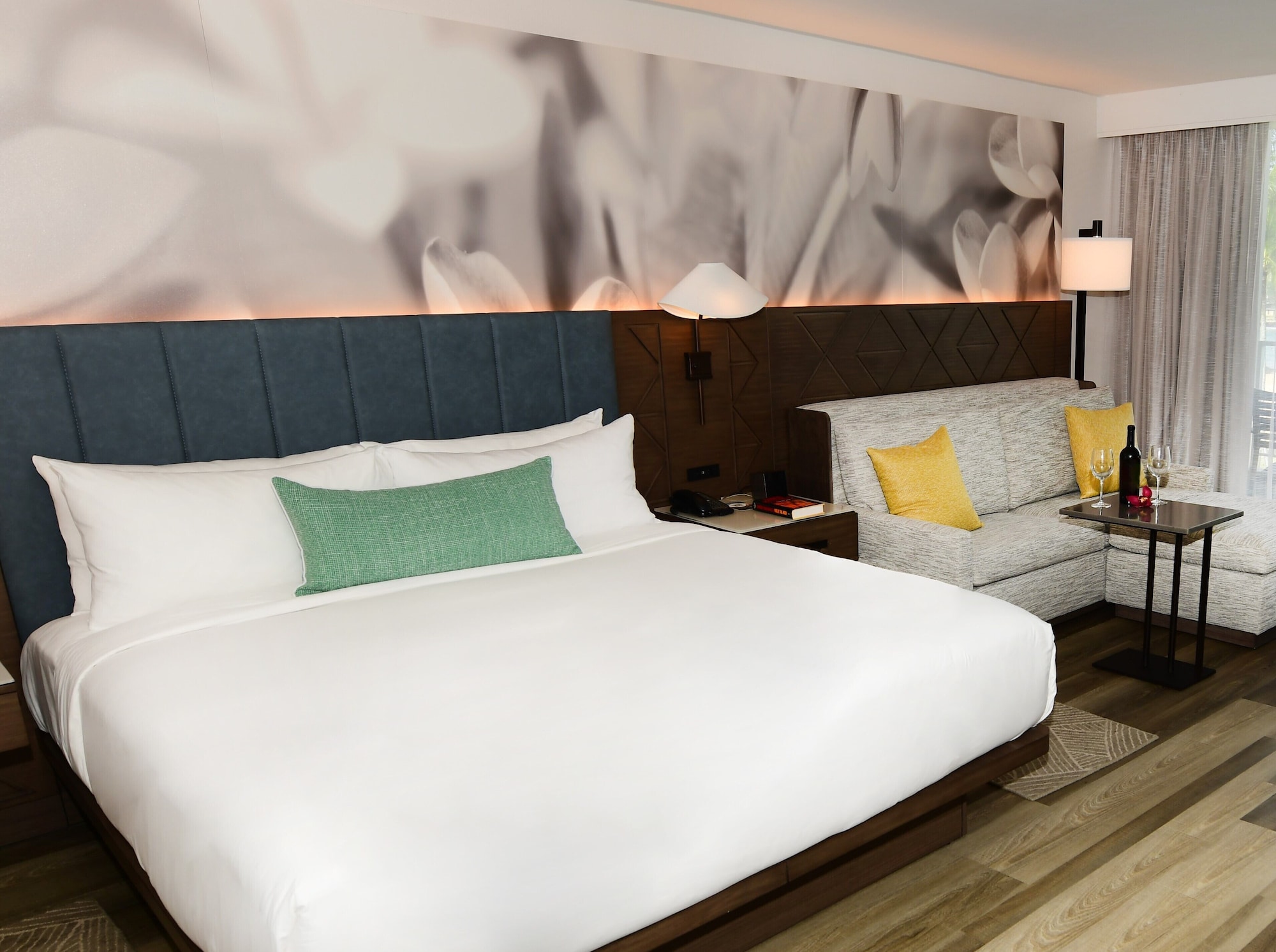1 Bedroom, Suite, King Bed, Ocean Front, Sofa