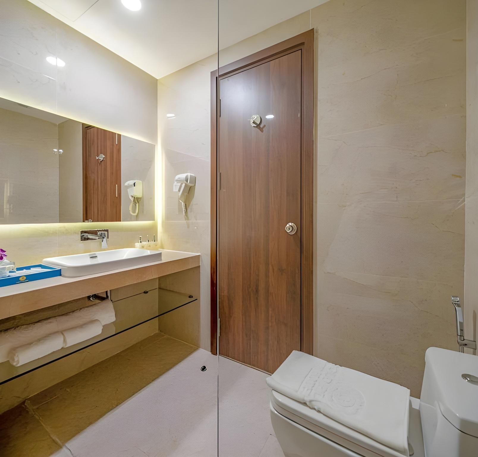 Room, Twin Beds, Partial City and River View