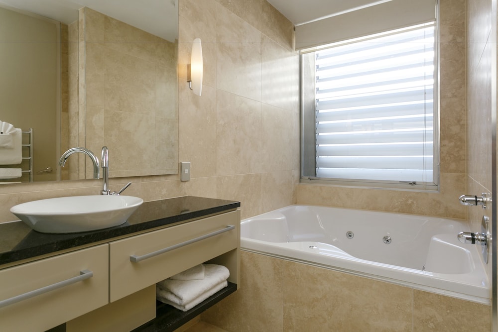 3 Bedrooms, Luxury, Apartment, Twin Beds, 2 King Beds, Lake Side, Lake View، The Reef Resort 10/10