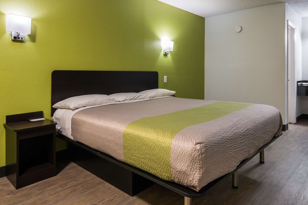 DELUXE, KING BED