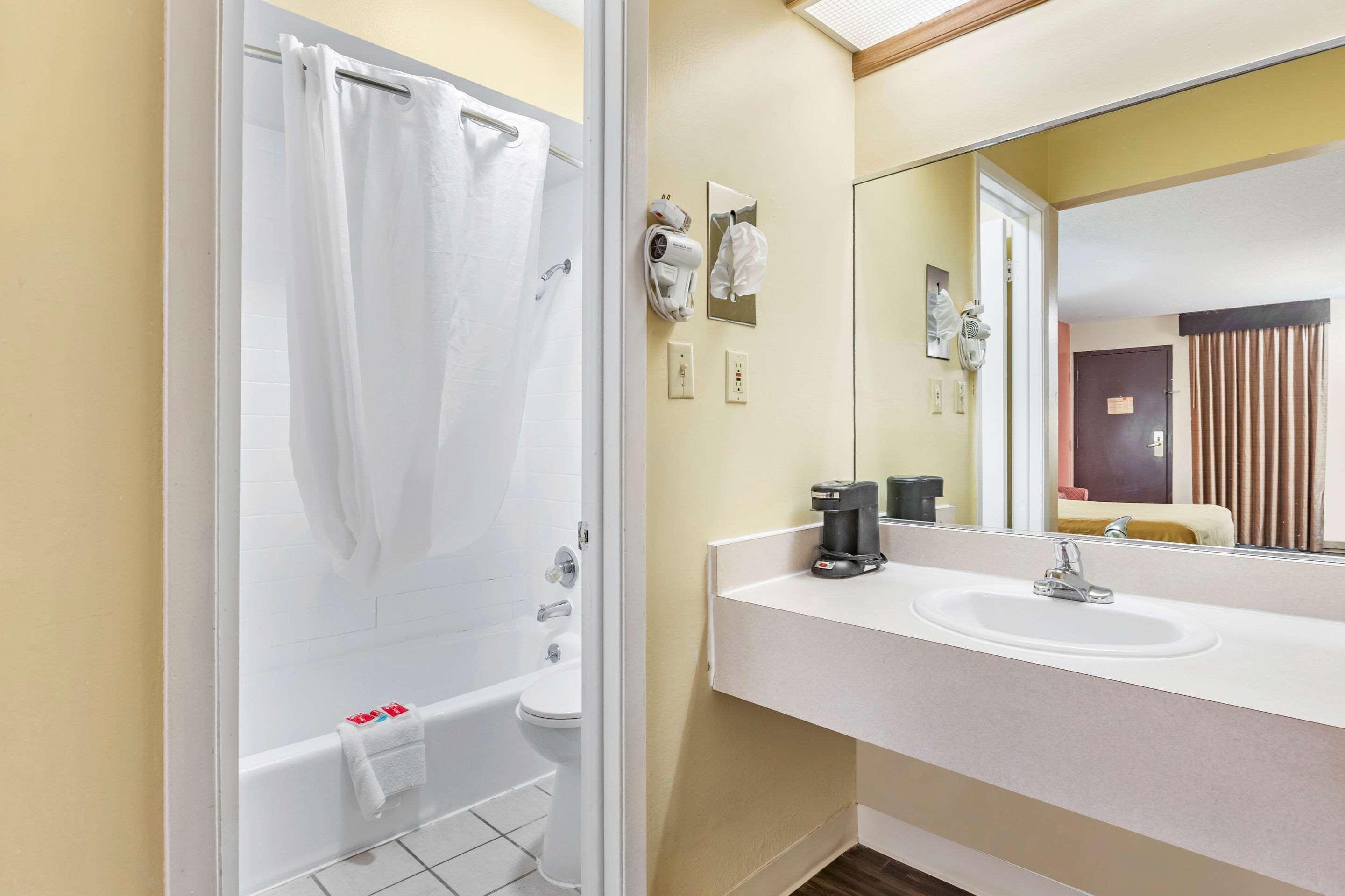 Econo Lodge Urbandale-Northwest Des Moines 17/18