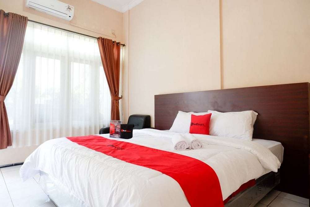 RedDoorz Plus near Stadion Wijaya Kusuma 4/22