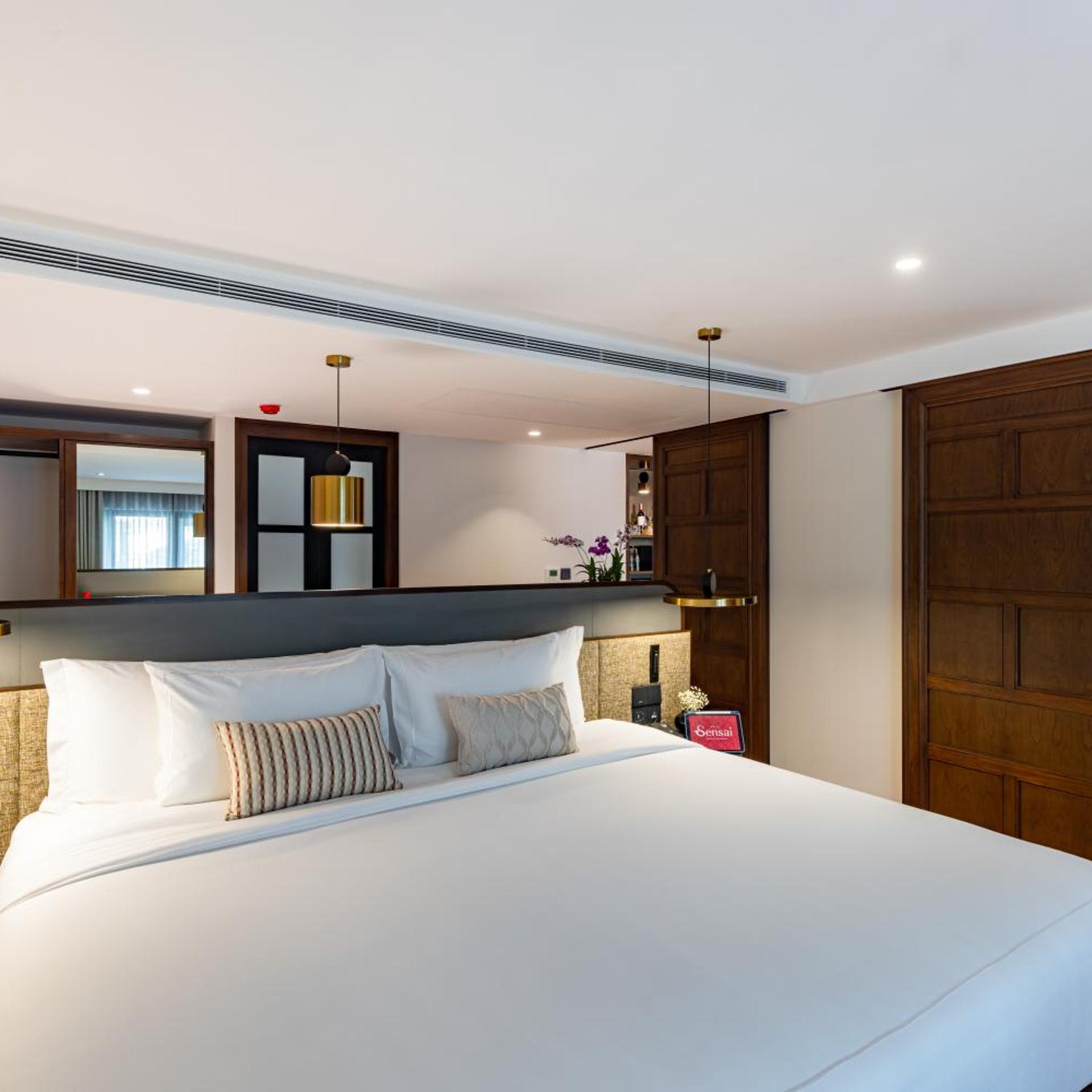 SUITE, KING BED