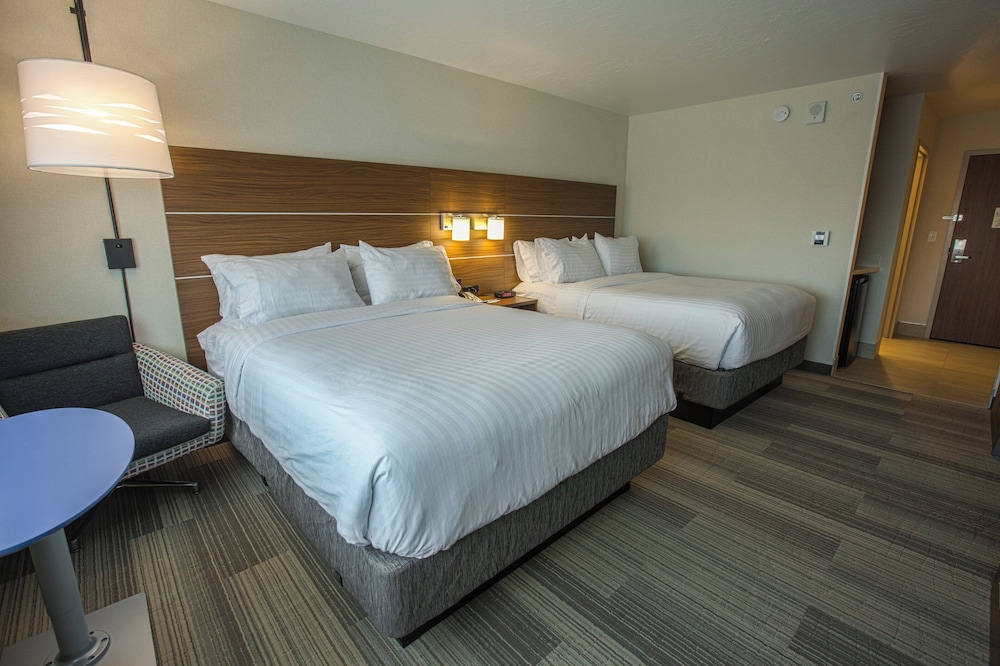 Standard, 2 Queen Beds, Accessible, Holiday Inn Express Suites Boise Airport 2/3