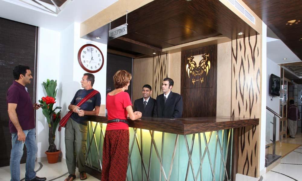 HOTEL TIGERS ROARE 9/50