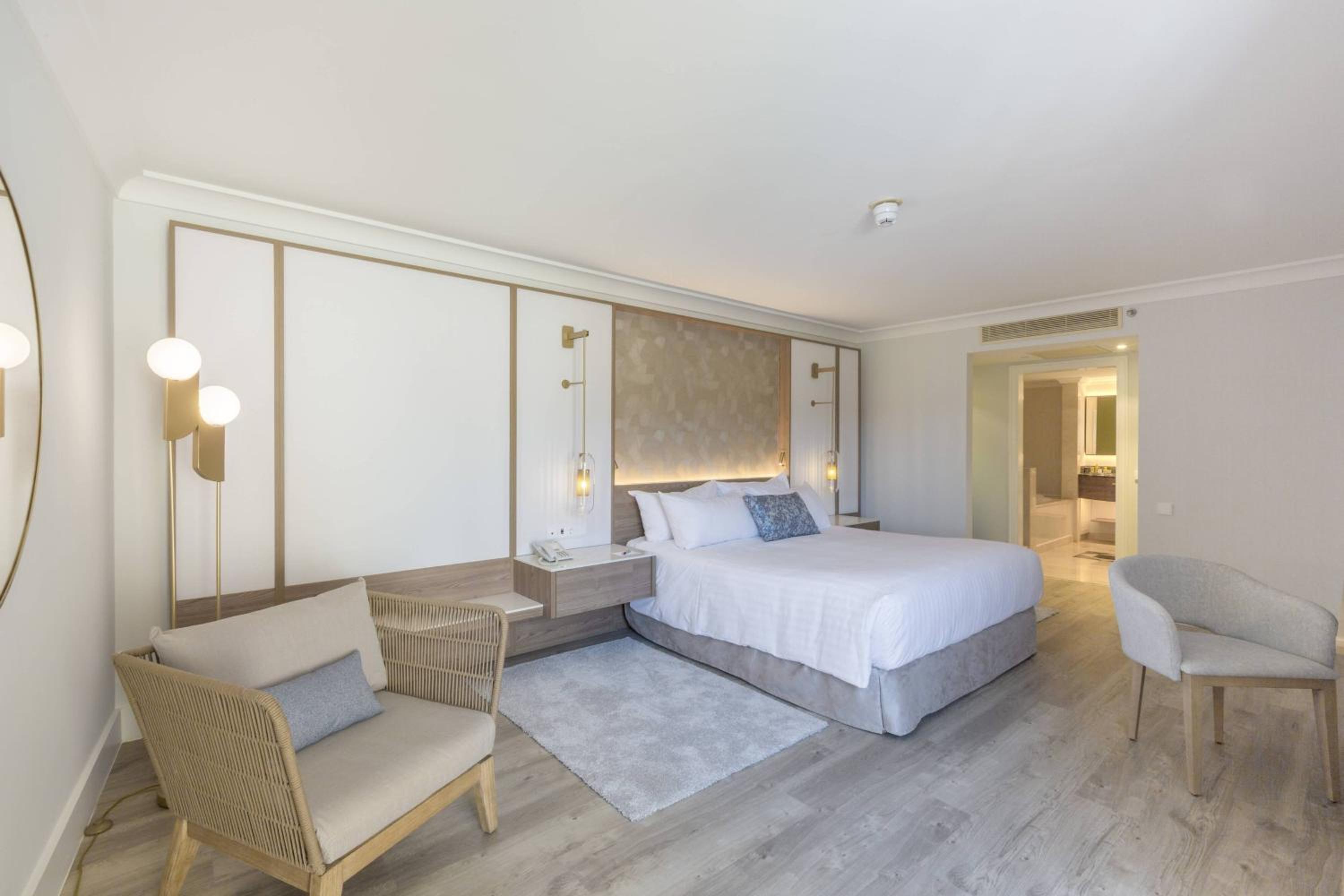 Suite, King Bed, Inland View, Sofa, Balcony