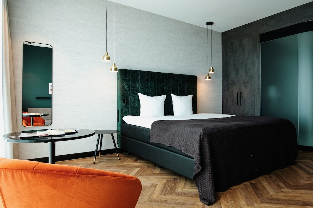 DELUXE, DOUBLE BED