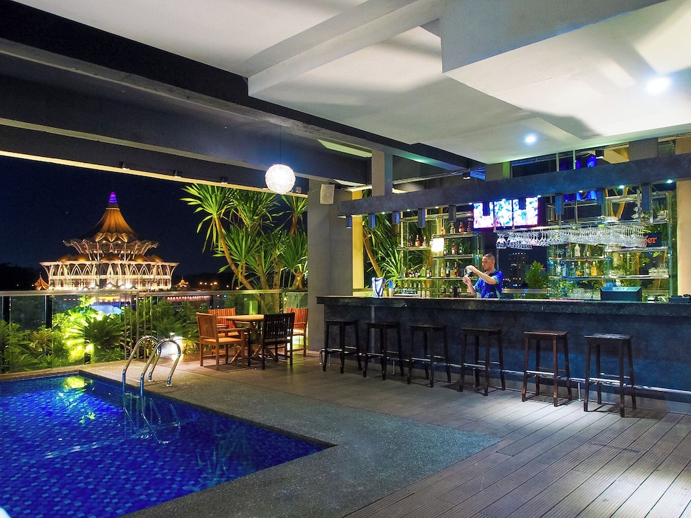 The Waterfront Hotel 8/65