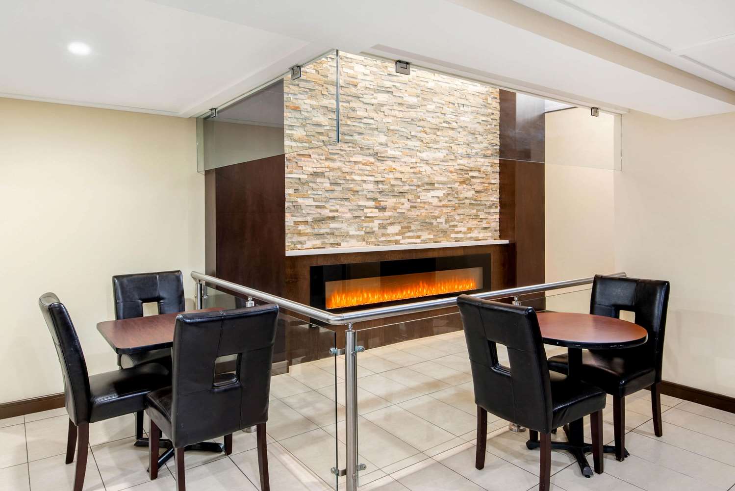 La Quinta Inn & Suites by Wyndham Oshawa 42/48
