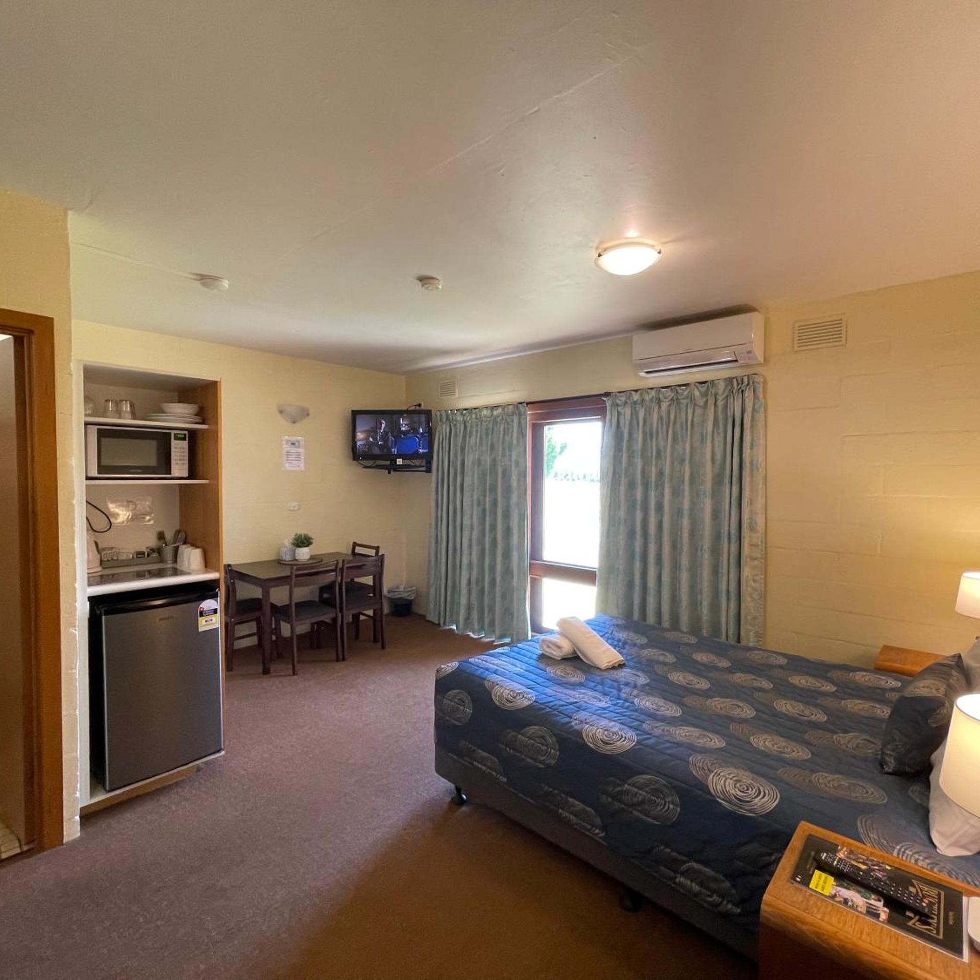 MOUNTAIN CREEK MOTEL 16/50