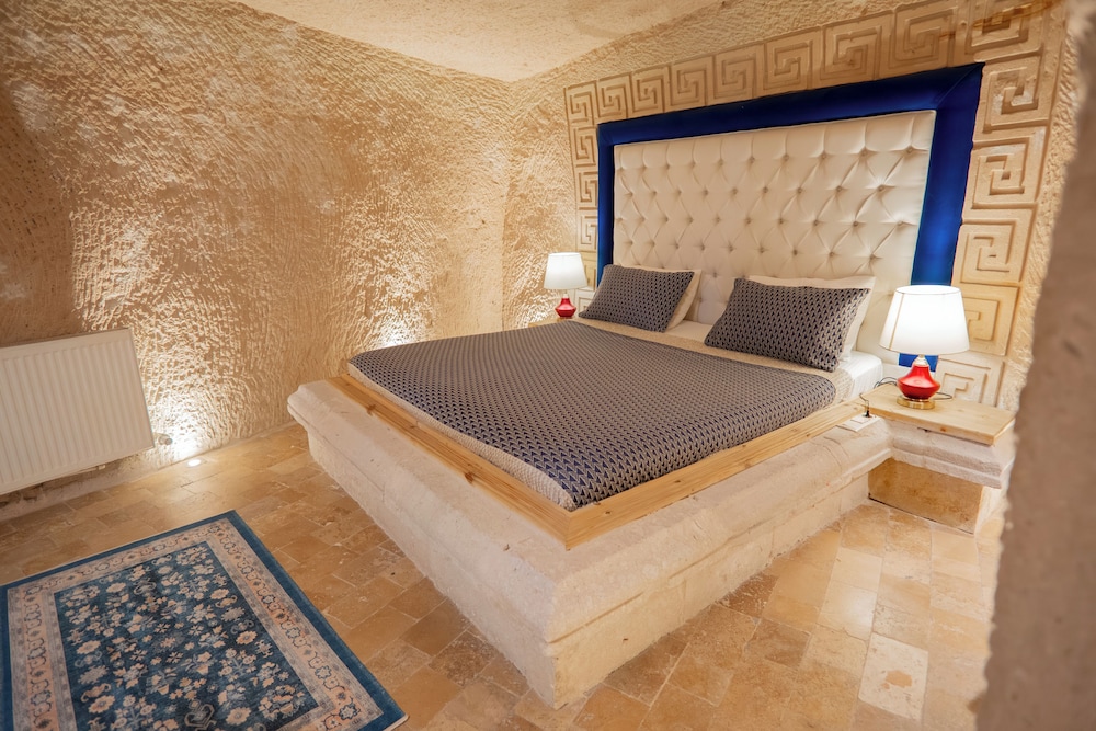 Cave, Honeymoon, Deluxe, Suite, King Bed