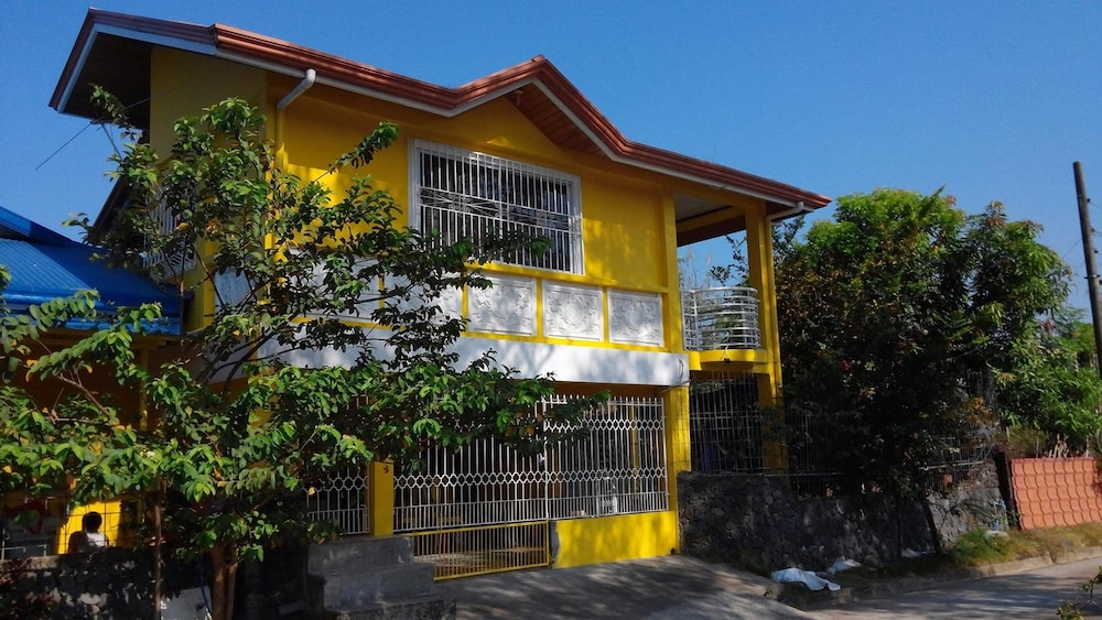Yellow House Vacation Rental 2/23