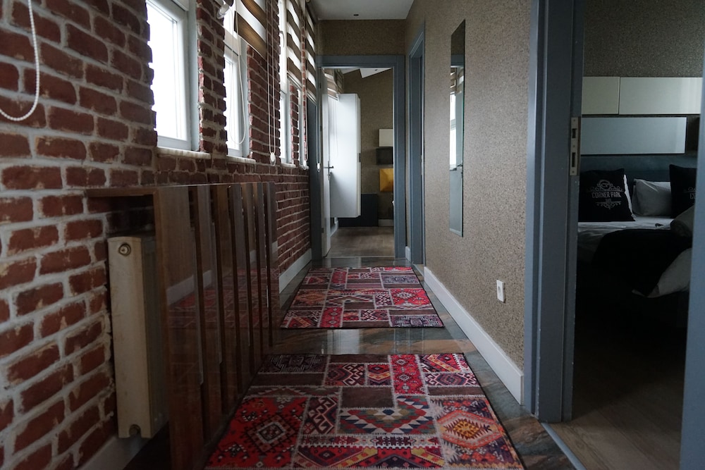 Corner Park Suites 3/50