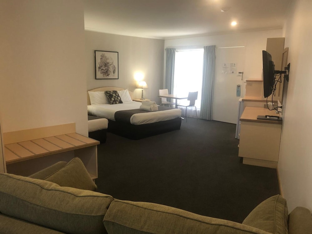 Capricorn Motor Inn 33/55