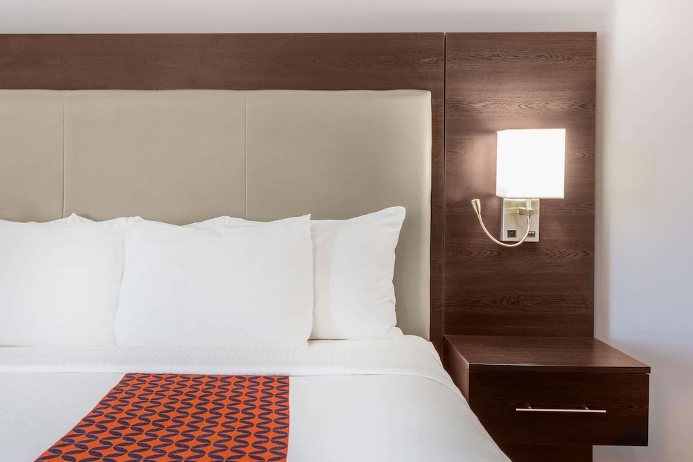 La Quinta Inn Suites Rockford 18/54