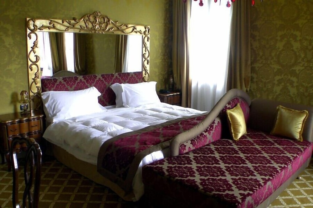 Pesaro Palace 13/60