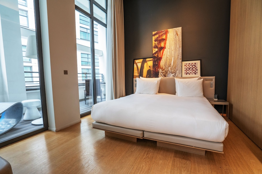 جناح جونيور بسرير كينج وسرير فردي بشرفة
