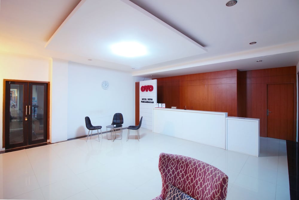 RedDoorz Plus At Hotel Sofia Pangandaran 1/27
