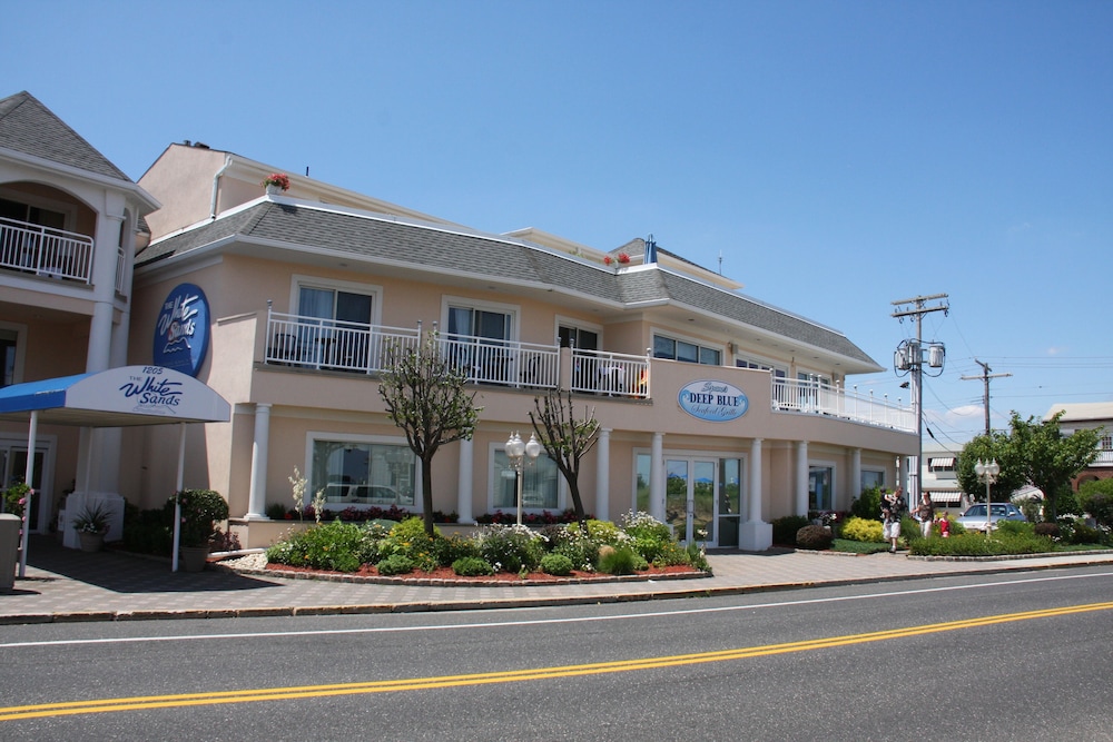 The White Sands Oceanfront Resort & Spa 1/70