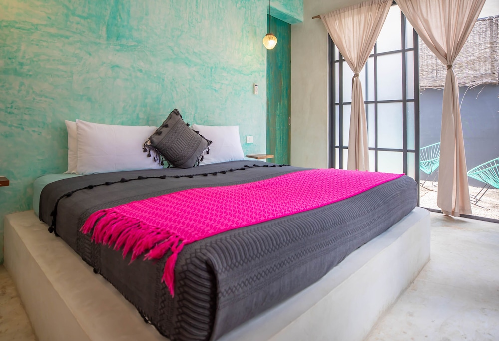 ROOM, KING BED