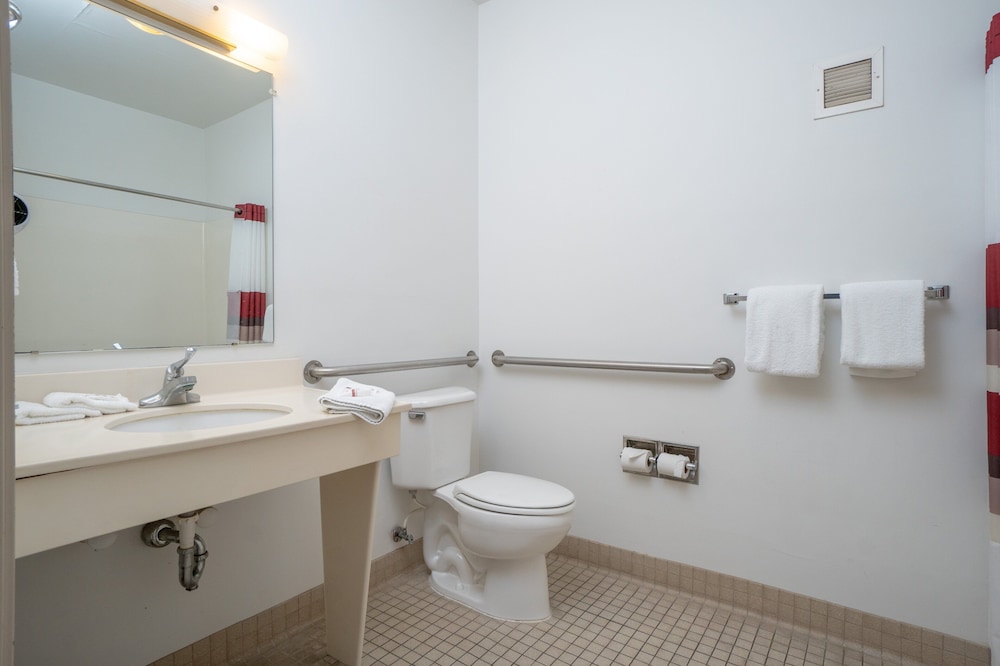 Red Roof Inn and Suites Indianapolis Airport 15/46