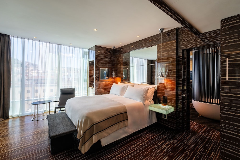 DELUXE, SUITE, CASTLE VIEW