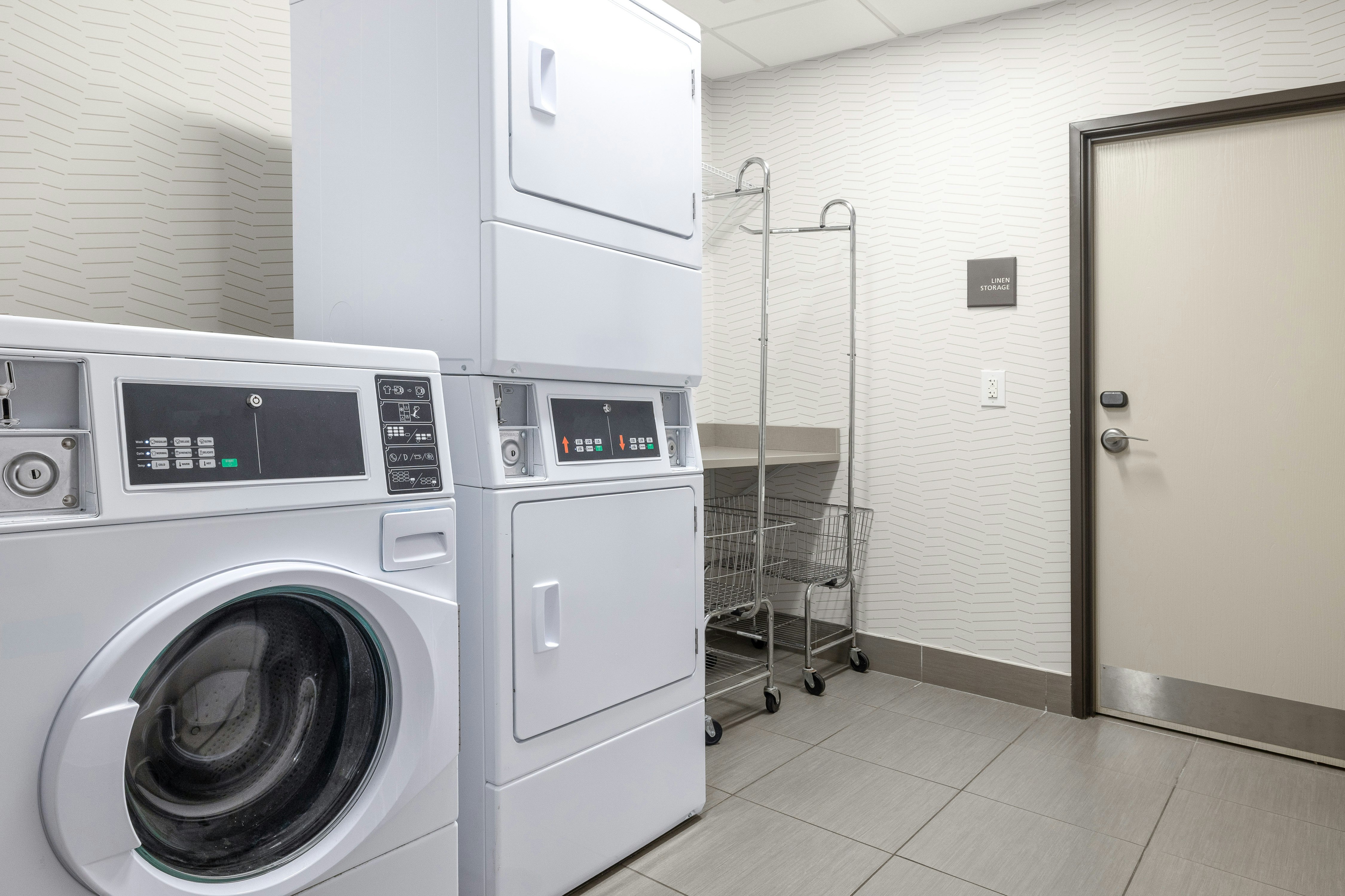 Hampton Inn and Suites Niles Warren OH 74/77