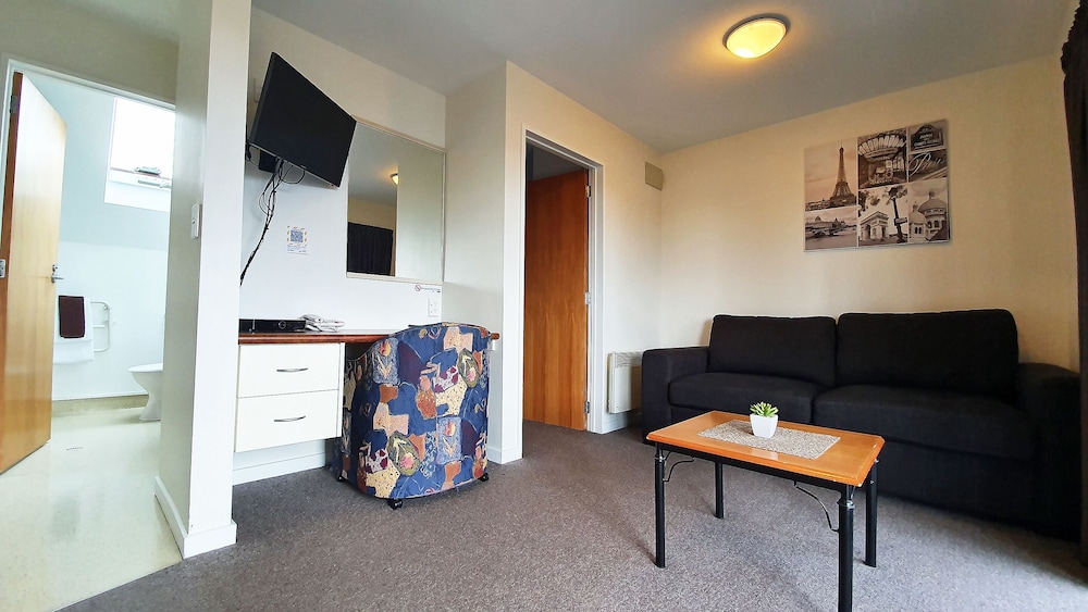 Airways Motel 28/31